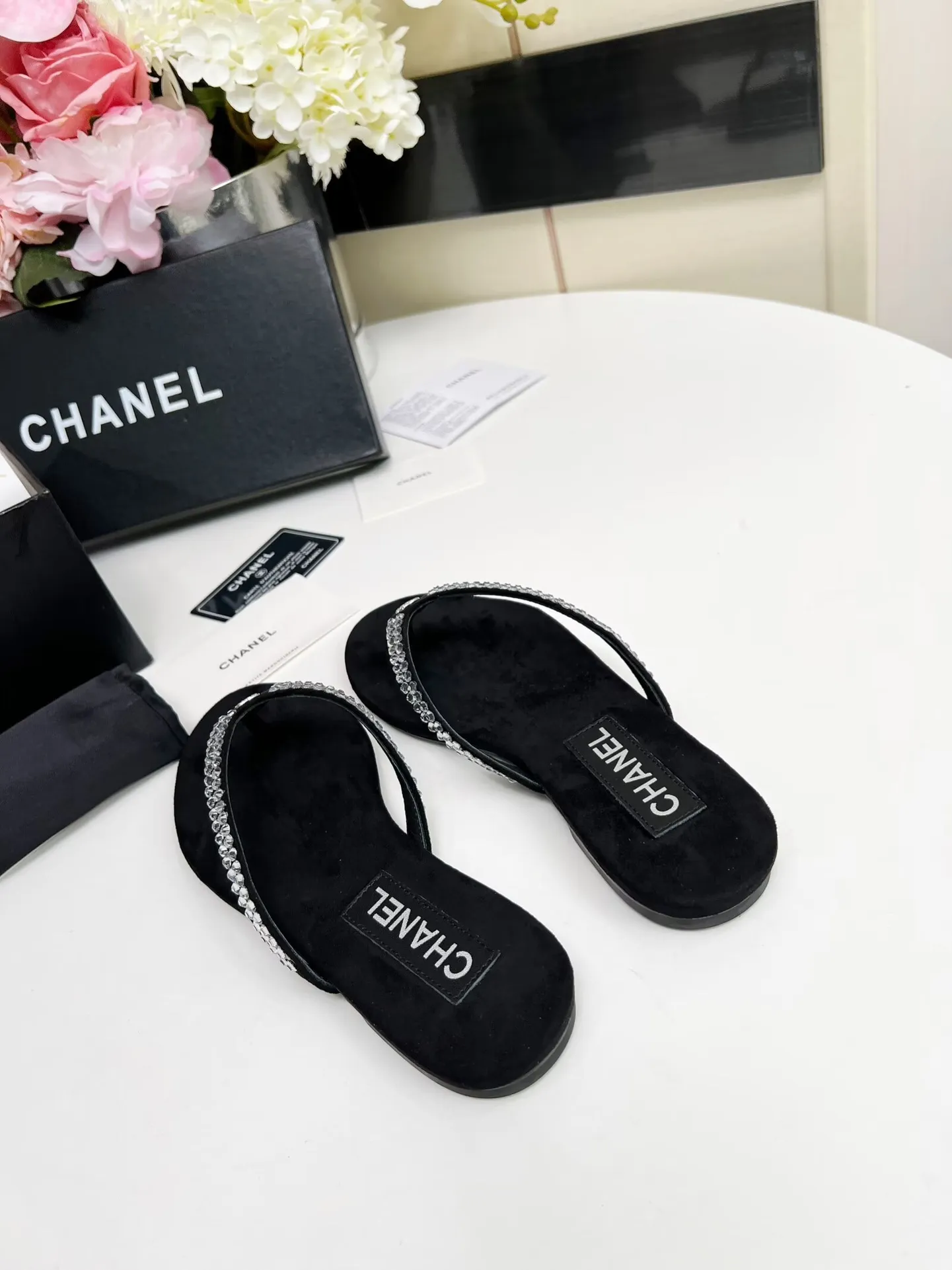 💕💕Factory direct selling price p440💕💕 Chanel new spring and summer genuine leather outsole flip-flops✅ I was really moved by this shoe when I first saw it💓 I liked it at first sight [surprised], 😊 and it has Chanel’s classic element diamond logo💎 Fabric: double-sided velvet Lining: cow lining Color: black Size: 35-41 (41 can be customized and non-returnable) Outsole: Made of genuine leather outsole Packaging: with card and cloth bag